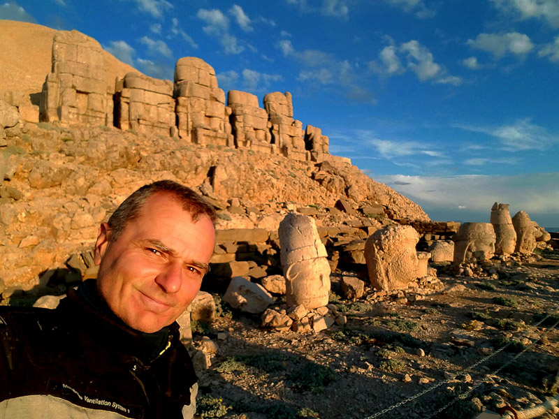 selfie with head statues behind